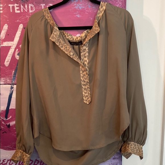 Patterned Pleated Blouse - Picture 2 of 3